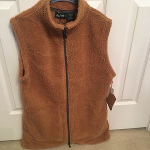 Thigh-length, soft and versatile vest made for endurance, comfort and looks.